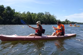 Du khách quốc tế chèo thuyền Kayak trên sông Cửa Cạn, thành phố Phú Quốc (Kiên Giang). (Ảnh: Lê Huy Hải/TTXVN)