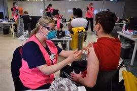 Nhân viên y tế tiêm vaccine phòng COVID-19 cho người dân tại Sydney, Australia, ngày 9/8/2021. (Ảnh: AFP/TTXVN) 