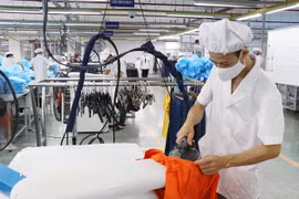 Công nhân hoàn thiện sản phẩm may xuất khẩu. (Ảnh: Hoàng Nguyên/TTXVN) 