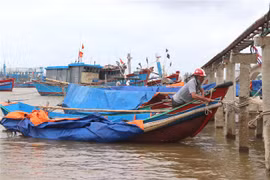 Ngư dân Quảng Trị chằng neo tàu cá ở cửa biển Cửa Việt. (Ảnh: Nguyên Lý/TTXVN) 
