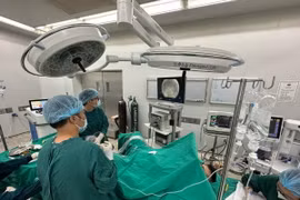 Các bác sỹ thực hiện ca phẫu thuật cho bệnh nhân. (Nguồn: Bệnh viện Bệnh Nhiệt đới Trung ương)