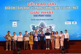 Tác giả đoạt Giải Nhất tại Lễ trao giải Báo chí toàn quốc về Phòng, chống thiên tai. (Ảnh: Vũ Sinh/TTXVN) 