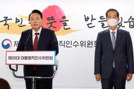 Tổng thống đắc cử Hàn Quốc Yoon Suk-yeol (trái) đề cử ông Han Duck-soo làm Thủ tướng trong Chính phủ mới, tại cuộc họp báo ở Seoul ngày 3/4/2022. (Ảnh: Yonhap/TTXVN) 