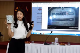 Kiểm tra quy trình ghi chỉ số công tơ tại Công ty Điện lực Thanh Xuân. (Ảnh: Ngọc Hà/TTXVN) 