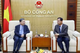 Đại tướng Tô Lâm, Bộ trưởng Bộ Công an tiếp Thượng tướng Kongthong Phongvichit, Thứ trưởng Bộ Công an Lào. (Ảnh: Phạm Kiên/TTXVN)