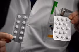 Các vỉ thuốc có thành phần chloroquine và hydroxychloroquine. (Nguồn: AFP/TTXVN) 