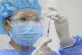 Tiêm vaccine phòng COVID-19 của hãng Pfizer. (Ảnh: Minh Quyết/TTXVN) 