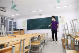 Phun thuốc khử khuẩn tại trường tiểu học Đông Thái, quận Tây Hồ. (Ảnh: Thanh Tùng/TTXVN) 