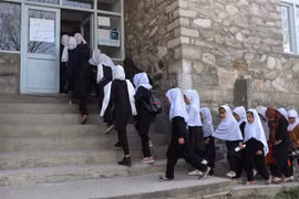 Nữ sinh tại một trường học ở Panjshir, Afghanistan, ngày 23/3/2022. (Ảnh: AFP/TTXVN) 