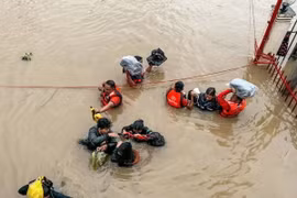 Lực lượng cứu hộ sơ tán người dân khỏi vùng ngập lụt do bão Trami tại tỉnh Camarines Sur, Philippines ngày 24/10/2024. (Ảnh: THX/TTXVN)