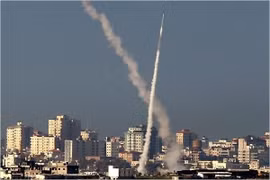 Rocket được phóng sang lãnh thổ Israel ngày 12/5/2023. (Ảnh: IRNA/TTXVN)