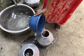 Người dân ở khu vực Chellanam, Kochi, bang Kerala, Ấn Độ, lấy nước sinh hoạt ngày 1/3/2023. (Nguồn: AP)