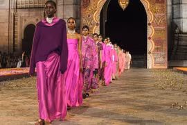 Người mẫu trình diễn Bộ sưu tập Mùa Thu 2023 của Christian Dior tại Mumbai vào ngày 30/3/2023. (Nguồn: AFP)
