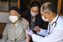 Nhân viên y tế tiêm vaccine phòng COVID-19 cho người cao tuổi tại tỉnh Nagano, Nhật Bản, ngày 21/4/2021. (Ảnh: AFP/ TTXVN) 