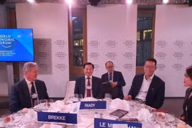 Phó Thủ tướng Lê Minh Khái dự và phát biểu tại Phiên ăn tối làm việc "Phát triển ASEAN số cho tất cả mọi người." (Ảnh TTXVN phát) 