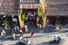 Du khách quốc tế tham quan Phố cổ Hội An. (Ảnh: Thanh Tùng/TTXVN) 