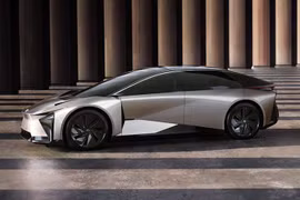 Tại triển lãm, nhà chế tạo ôtô lớn nhất thế giới Toyota công bố mẫu LF-ZC, xe sedan thuần điện thế hệ tiếp theo mang thương hiệu Lexus dự kiến ra mắt thị trường vào năm 2026. (Nguồn: Toyota)
