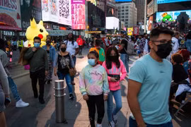 Người dân đeo khẩu trang phòng dịch COVID-19 tại New York, Mỹ, ngày 2/10/2021. (Ảnh: THX/TTXVN) 