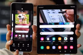 Điện thoại Galaxy Z Fold3 (phải) và Galaxy Z Flip3 của Samsung. (Ảnh: Yonhap/TTXVN) 