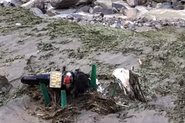 Tài sản và hoa màu của người dân bị cuốn trôi tại xã Thanh Bình, thị xã Sa Pa, do trận mưa kéo dài trong đêm 4/8. (Ảnh: Quốc Khánh/TTXVN) 