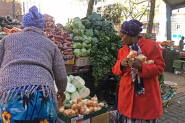 Người dân mua thực phẩm tại chợ ở Johannesburg, Nam Phi ngày 17/4/2020 trong bối cảnh dịch COVID-19 bùng phát. (Nguồn: THX/TTXVN) 