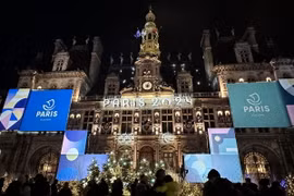 Một góc chợ Noel ở Tòa thị chính Paris. (Ảnh: Nguyễn Thu Hà/TTXVN)