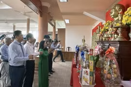Lãnh đạo tỉnh Phú Yên dâng hương kỷ tưởng niệm Tổng Bí thư Trần Phú. (Ảnh: TTXVN phát)