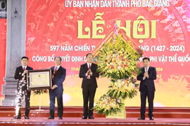Bí thư Tỉnh ủy Bắc Giang Dương Văn Thái trao chứng nhận Lễ hội Xương Giang là Di sản Văn hóa Phi Vật thể Quốc gia cho cán bộ và nhân dân thành phố Bắc Giang. (Ảnh: Đồng Thúy/TTXVN)