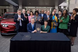Phó Chủ tịch Vingroup kiêm Tổng giám đốc toàn cầu VinFast Lê Thị Thu Thủy và Thống đốc bang Bắc Carolina Roy Cooper trong Lễ ký kết MoU về dự án xây dựng nhà máy VinFast tại Mỹ hồi tháng 3/2022. (Nguồn: Vietnam+) 