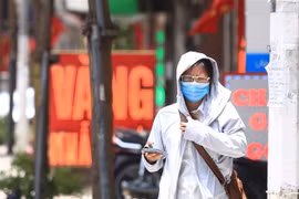 Người đi bộ khó chịu với thời tiết trong đợt nắng, nóng tại Hà Nội. (Ảnh: Hoàng Hiếu/TTXVN) 