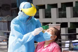 Lấy mẫu xét nghiệm cho người dân phường Cái Khế, quận Ninh Kiều, Cần Thơ. (Ảnh: Trung Kiên/TTXVN)
