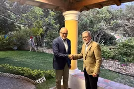 Trưởng đoàn đàm phán của Chính phủ Venezuela, Chủ tịch Quốc hội Jorge Rodriguez (trái) và trưởng đoàn đàm phán của phe đối lập Gerardo Blyde tại cuộc gặp ở Mexico City, ngày 17/5/2022. (Ảnh: Archyde/TTXVN)