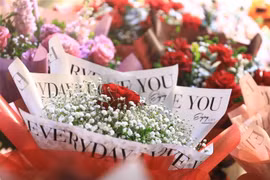 Hoa hồng - hoa tượng trưng cho tình yêu được bày bán nhiều trong dịp Lễ Tình nhân. (Ảnh: Hoàng Hiếu/TTXVN) 