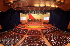 Các đại biểu biểu quyết, thông qua Nghị quyết Đại hội XIII Đảng Cộng sản Việt Nam. (Nguồn: TTXVN) 