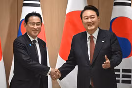 Tổng thống Hàn Quốc Yoon Suk Yeol (phải) và Thủ tướng Nhật Bản Fumio Kishida. (Nguồn: Reuters)