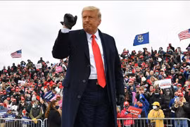 Tổng thống Mỹ đương nhiệm Donald Trump trong cuộc vận động tranh cử tại Waterford, bang Michigan ngày 30/10/2020. (Nguồn: AFP/TTXVN) 