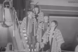 The Beatles xuất hiện tại sân bay Haneda của Tokyo vào ngày 29/6/1966, với các thành viên mặc áo truyền thống kimono. (Nguồn: news.yahoo.com) 