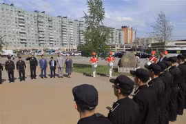 Quang cảnh lễ đặt hoa tưởng nhớ Chủ tịch Hồ Chí Minh tại Saint Petersburg, Liên bang Nga. (Ảnh: Trần Hiếu/TTXVN) 