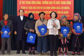 Trưởng ban Tổ chức Trung ương Trương Thị Mai và Bí thư Tỉnh ủy Hà Giang Đặng Quốc Khánh trao quà cho các gia đình chính sách, hộ đặc biệt khó khăn của xã Lũng Cú, huyện Đồng Văn. (Ảnh: Minh Tâm/TTXVN)