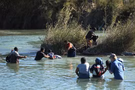 Người di cư Trung Mỹ từ bang Coahuila, Mexico vượt Sông Rio Bravo để sang bang Texas, Mỹ ngày 17/2/2019. (Nguồn: AFP/TTXVN) 