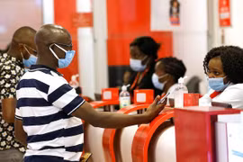 Tại một cửa hàng cung cấp dịch vụ viễn thông ở Kenya. (Nguồn: Reuters) 