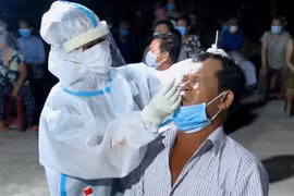 Lấy mẫu xét nghiệm COVID-19 cho người dân ở Quảng Bình. (Ảnh: Võ Dung/TTXVN) 