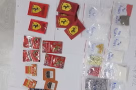 Tang vật công an thu giữ. (Ảnh: TTXVN phát)