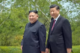 Nhà lãnh đạo Triều Tiên Kim Jong-un (trái) và Chủ tịch Trung Quốc Tập Cận Bình trong cuộc gặp tại Bình Nhưỡng ngày 21/6/2019. (Ảnh: AFP/TTXVN) 