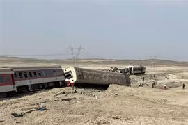 Hiện trường vụ tai nạn tàu hỏa ở khu vực ngoại ô thành phố Tabas, miền Trung Iran ngày 8/6/2022. (Ảnh: AFP/TTXVN) 
