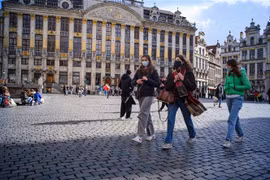 Người dân đeo khẩu trang phòng dịch COVID-19 khi lưu thông trên đường phố ở thủ đô Brussels, Bỉ ngày 13/3/2021. (Nguồn: THX/TTXVN) 