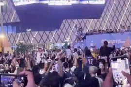 [Video] Đội tuyển Argentina diễu hành vô địch ngay trên đất Qatar