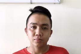 Đối tượng Phạm Nhật Quang tại cơ quan công an. (Ảnh: TTXVN phát) 