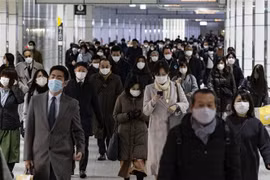 Người dân đeo khẩu trang phòng dịch COVID-19 tại Tokyo, Nhật Bản ngày 4/1/2021. (Nguồn: AFP/TTXVN) 