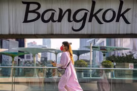 Người dân đeo khẩu trang phòng lây nhiễm COVID-19 tại Bangkok, Thái Lan. (Ảnh: THX/TTXVN) 